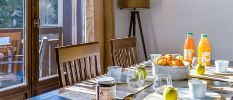 Vaisselle, Table, Aliments, Propriété, Vaisselle, Fenêtre, Assiette, Design Intérieur, Orange, Jaune