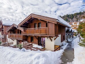 Ciel, Bâtiment, Nuage, Neige, Fenêtre, Maison, Pente, Arbre, Bois, Chalet