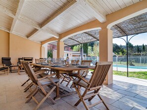 Meubles, Plante, Propriété, Chaise, Table, Ombre, Mobilier De Jardin, Arbre, Bois, Immobilier