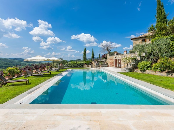 Water, Cloud, Plant, Sky, Daytime, Property, Swimming Pool, Building, Azure, Green