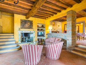 Tabelle, Himmel, Möbel, Geschirr, Gebäude, Interior Design, Gartenmöbel, Veranda, Schatten, Stuhl