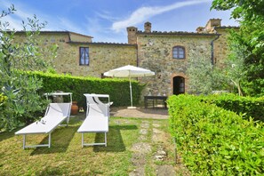 The private equipped garden and the indipendent entrance for the house