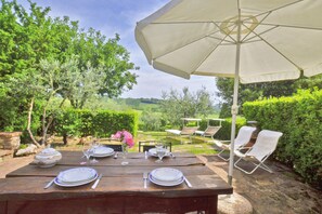 The private equipped garden with the external dining area