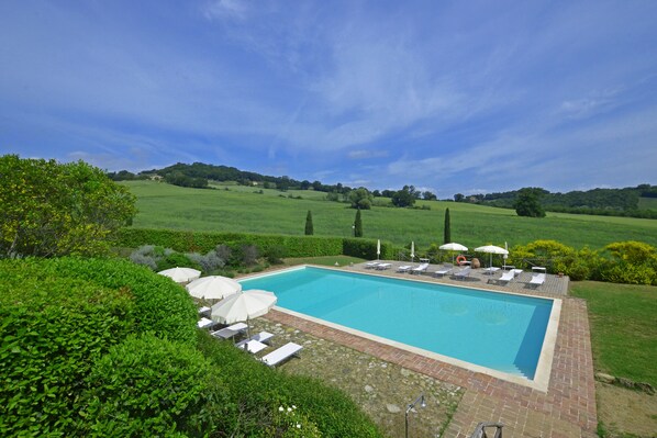 The wide and equipped sharing pool sourronded  by tipical tuscan countryside