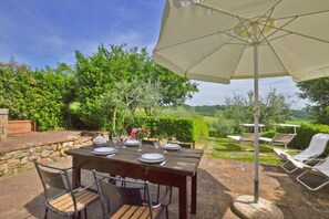 The private equipped garden with the external dining area