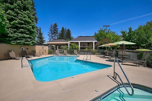 Swimming pool, bring the kids and jump right in!