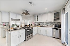 Fully equipped kitchen with high quality granite countertops.