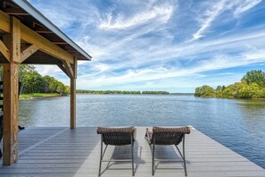 Serenity, beauty. Quiet secluded cove. Safe for swimming & water activities.