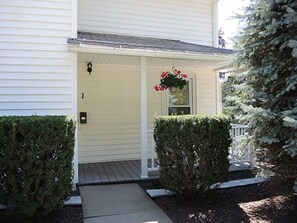 2nd Baseman street level entrance - No stairs, easy access.