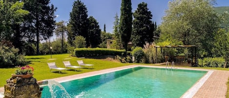 piscina privata con vista panoramica sul paese