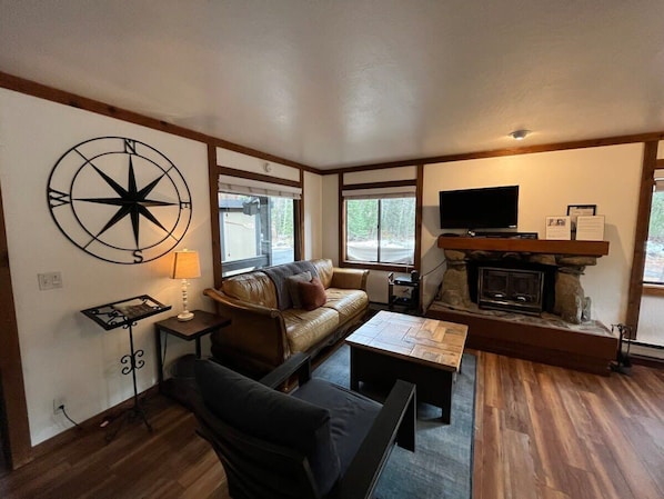 This charming riverside cottage is perfect for families or couples who are looking to enjoy the great outdoors of Lake Tahoe.