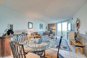 Dining Area | 800 Sq Ft