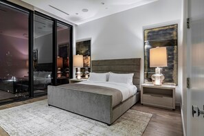Primary Suite w/ floor to ceiling windows, en-suite spa bathroom, 55” tv 