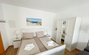 Cuxland-Fewo-Service - Residenz Grantz - Wohnung 2 - Wohn - Schlafzimmer
