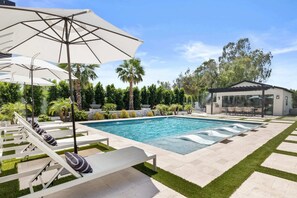 Poolside perfection: Endless loungers for your ultimate comfort