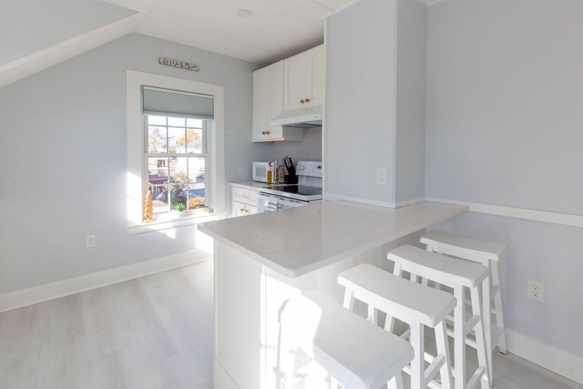 Bright & Stylish 2BD/1BA in Town Center w Parking!