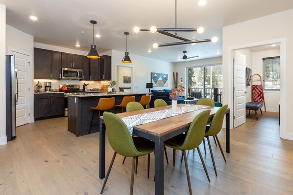 Dining room with seating up to 8 