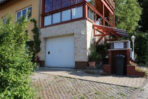 Garage und überdachte Sitzecke