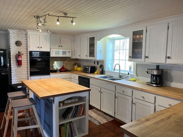 Large kitchen with everything you need to prepare a full meal