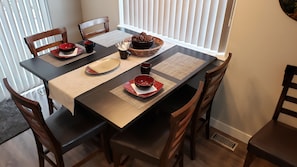 Dining seating for 6 with classy dishes and flatware and choice of placemats.