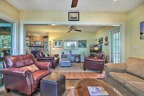 Family Room | Sleeper Sofa | Free WiFi | Central A/C