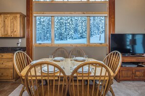 Gather round for a delicious dinner | Main Level