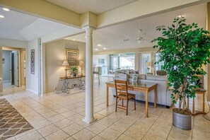 Entrance/Desk