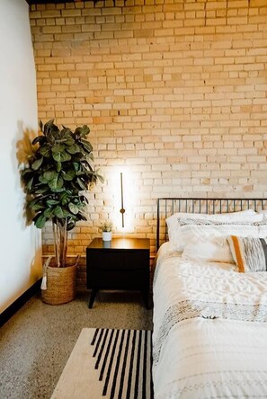 Change up the lighting and bring the space to life for an intimate or cozy evening.