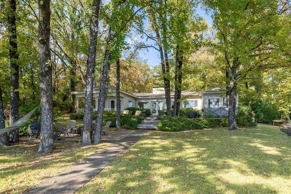 Look at this beautiful 1-story house on a flat lot. So much fun to be had in this backyard on the lake