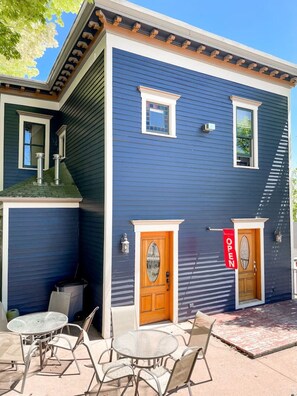 Exterior/Entry