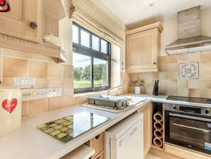 Kitchen | Bluebell Cottage - Poachers Hideaway, Belchford