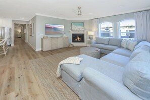 Harp's Hideaway - Seagrove - Seaview Villa's - Living Area