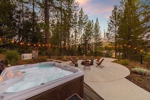 Cedar Lodge fire pit and hot tub (1)