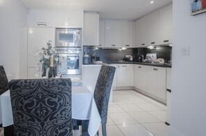 Minarvon - 2 Bedroom Apartment - Saundersfoot (12536)
