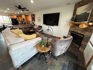 Living Room | Gas Fireplace | Free WiFi | TV
