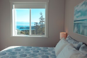 Comfortable King Size Bed with a Breath-taking View!