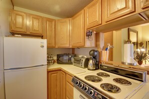 Kitchen | Cooking Basics | Coffee Maker | Paper Towels/Trash Bags Provided