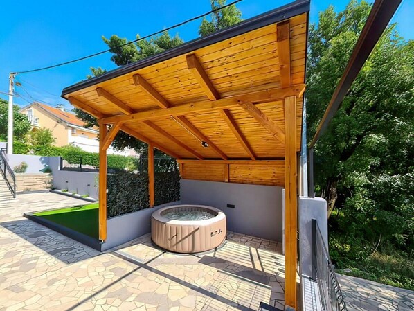 Spa tub
