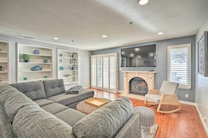 Living Room | Main Level | Wood-Burning Fireplace (Wood Not Provided) | Smart TV