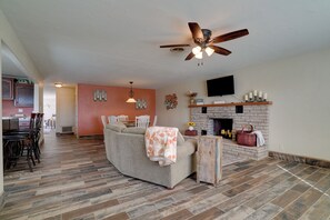Living Room | Smart TV | Fireplace | Ceiling Fans