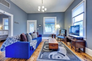Living Room | Free WiFi | Smart TV | Full Sleeper Sofa