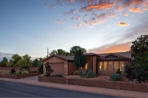 Kanab's stunning sunrises and sunsets are yours to enjoy from the front and back of Desert Color.