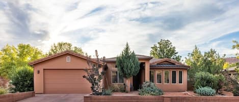 Experience the vibrant colors of the southern Utah high desert from the comfort of Desert Color in Kanab, Utah! This 3BR/2BA home boasts beautiful views and ample amenities to ensure a magical stay. You can even bring your furry friends.
