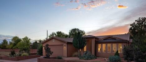 Kanab's stunning sunrises and sunsets are yours to enjoy from the front and back of Desert Color.