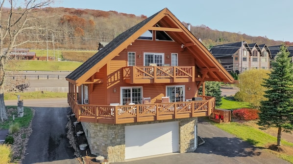 Drop your bags - Adventure awaits at this centrally located vacation home. Water, Slopes, family fun... Mountains View has it all!