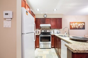 Full kitchen: High-end appliances