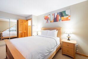 Primary bedroom: Queen bed