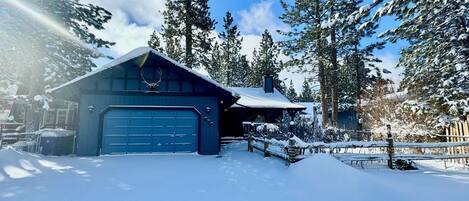 Snow covered Big Bear Cool Cabins, Chief Bear's Den