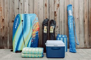 Free Beach Gear! 🏝   2 Boogie boards, large beach bag(not pictured), beach mat, 2 chairs, 5 plush beach towels(not pictured), umbrella, sand toys(not pictured) and cooler. Ice and cooler ice bricks in the freezer. Check out our summer reviews and how stoked our families have been to have all of this for their summer vacation!