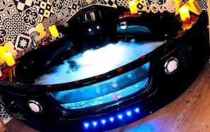 Indoor spa tub